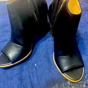 Size 8 black Report 3” heels